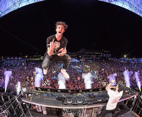 The Chainsmokers (@thechainsmokers) .